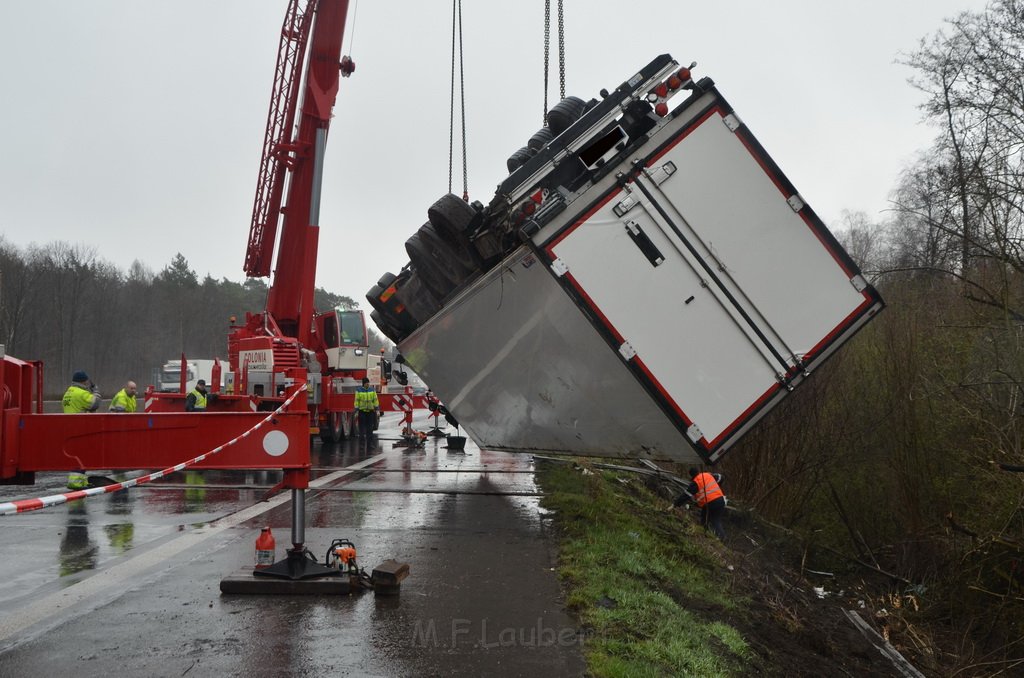 VU LKW umgestuerzt A 3 Rich Frankfurt AS Koenigsforst P405.JPG - Miklos Laubert